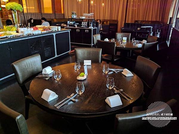 台北信義-[Just Grill] 信義誠品樓上，晶華酒店旗下品牌，靠窗座位美麗夜景，多彩沙拉吧菜色多樣新鮮美味，服務周到體貼，慶生聚會推薦牛排餐廳