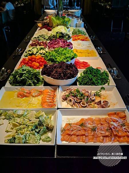 台北信義-[Just Grill] 信義誠品樓上，晶華酒店旗下品牌，靠窗座位美麗夜景，多彩沙拉吧菜色多樣新鮮美味，服務周到體貼，慶生聚會推薦牛排餐廳