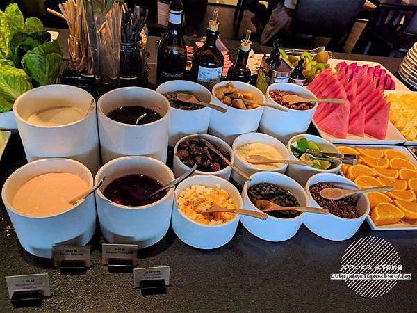 台北信義-[Just Grill] 信義誠品樓上，晶華酒店旗下品牌，靠窗座位美麗夜景，多彩沙拉吧菜色多樣新鮮美味，服務周到體貼，慶生聚會推薦牛排餐廳