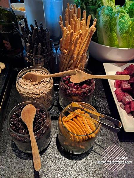 台北信義-[Just Grill] 信義誠品樓上，晶華酒店旗下品牌，靠窗座位美麗夜景，多彩沙拉吧菜色多樣新鮮美味，服務周到體貼，慶生聚會推薦牛排餐廳