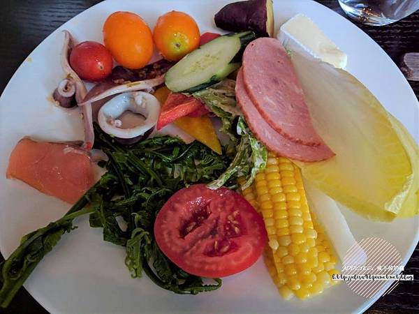 台北信義-[Just Grill] 信義誠品樓上，晶華酒店旗下品牌，靠窗座位美麗夜景，多彩沙拉吧菜色多樣新鮮美味，服務周到體貼，慶生聚會推薦牛排餐廳