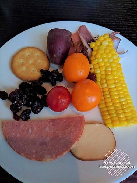 台北信義-[Just Grill] 信義誠品樓上，晶華酒店旗下品牌，靠窗座位美麗夜景，多彩沙拉吧菜色多樣新鮮美味，服務周到體貼，慶生聚會推薦牛排餐廳