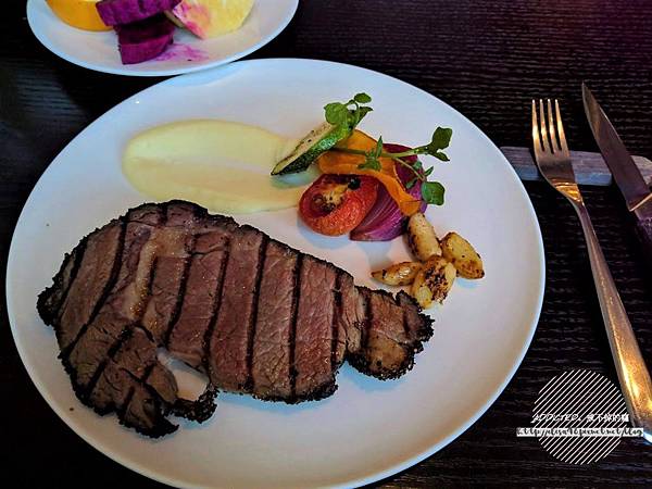 台北信義-[Just Grill] 信義誠品樓上，晶華酒店旗下品牌，靠窗座位美麗夜景，多彩沙拉吧菜色多樣新鮮美味，服務周到體貼，慶生聚會推薦牛排餐廳