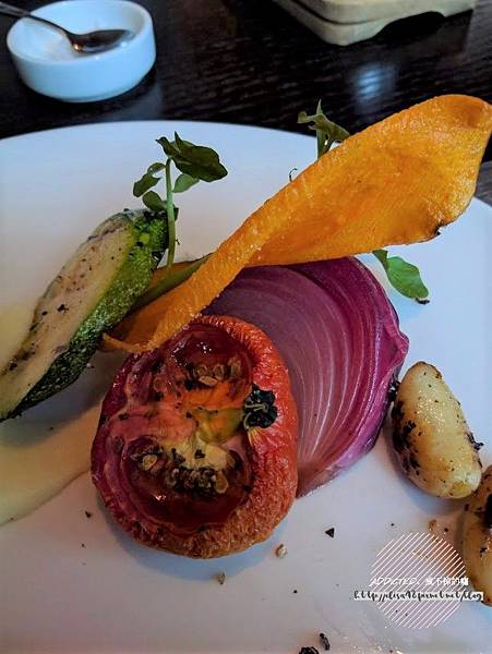 台北信義-[Just Grill] 信義誠品樓上，晶華酒店旗下品牌，靠窗座位美麗夜景，多彩沙拉吧菜色多樣新鮮美味，服務周到體貼，慶生聚會推薦牛排餐廳