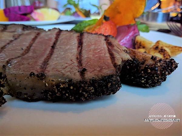 台北信義-[Just Grill] 信義誠品樓上，晶華酒店旗下品牌，靠窗座位美麗夜景，多彩沙拉吧菜色多樣新鮮美味，服務周到體貼，慶生聚會推薦牛排餐廳