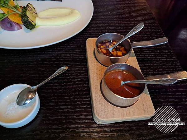 台北信義-[Just Grill] 信義誠品樓上，晶華酒店旗下品牌，靠窗座位美麗夜景，多彩沙拉吧菜色多樣新鮮美味，服務周到體貼，慶生聚會推薦牛排餐廳