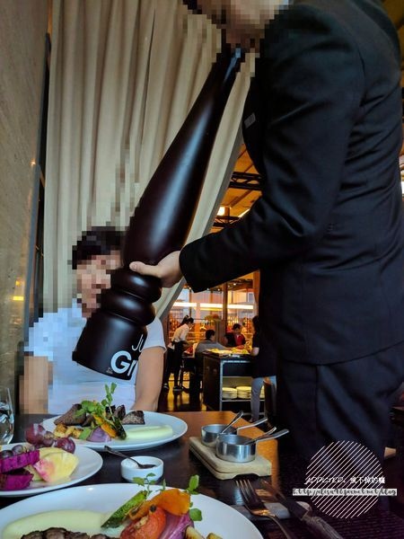 台北信義-[Just Grill] 信義誠品樓上，晶華酒店旗下品牌，靠窗座位美麗夜景，多彩沙拉吧菜色多樣新鮮美味，服務周到體貼，慶生聚會推薦牛排餐廳