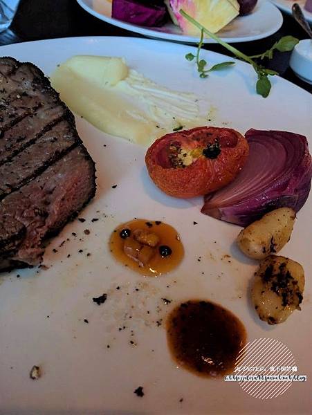 台北信義-[Just Grill] 信義誠品樓上，晶華酒店旗下品牌，靠窗座位美麗夜景，多彩沙拉吧菜色多樣新鮮美味，服務周到體貼，慶生聚會推薦牛排餐廳