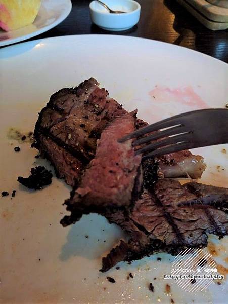 台北信義-[Just Grill] 信義誠品樓上，晶華酒店旗下品牌，靠窗座位美麗夜景，多彩沙拉吧菜色多樣新鮮美味，服務周到體貼，慶生聚會推薦牛排餐廳