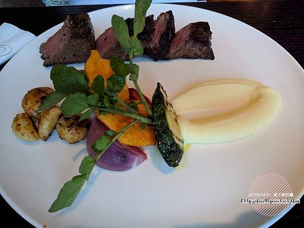 台北信義-[Just Grill] 信義誠品樓上，晶華酒店旗下品牌，靠窗座位美麗夜景，多彩沙拉吧菜色多樣新鮮美味，服務周到體貼，慶生聚會推薦牛排餐廳