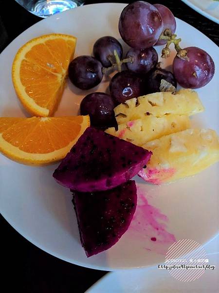 台北信義-[Just Grill] 信義誠品樓上，晶華酒店旗下品牌，靠窗座位美麗夜景，多彩沙拉吧菜色多樣新鮮美味，服務周到體貼，慶生聚會推薦牛排餐廳