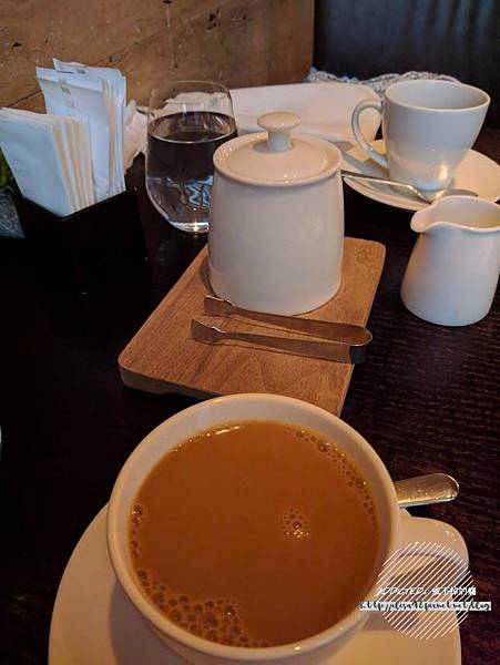 台北信義-[Just Grill] 信義誠品樓上，晶華酒店旗下品牌，靠窗座位美麗夜景，多彩沙拉吧菜色多樣新鮮美味，服務周到體貼，慶生聚會推薦牛排餐廳