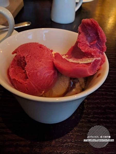 台北信義-[Just Grill] 信義誠品樓上，晶華酒店旗下品牌，靠窗座位美麗夜景，多彩沙拉吧菜色多樣新鮮美味，服務周到體貼，慶生聚會推薦牛排餐廳