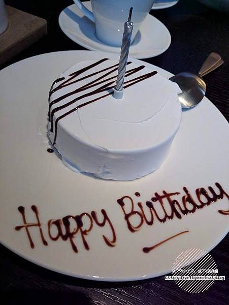 台北信義-[Just Grill] 信義誠品樓上，晶華酒店旗下品牌，靠窗座位美麗夜景，多彩沙拉吧菜色多樣新鮮美味，服務周到體貼，慶生聚會推薦牛排餐廳