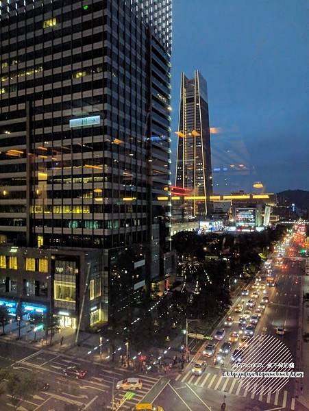 台北信義-[Just Grill] 信義誠品樓上，晶華酒店旗下品牌，靠窗座位美麗夜景，多彩沙拉吧菜色多樣新鮮美味，服務周到體貼，慶生聚會推薦牛排餐廳