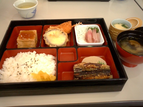 行程表上今天的午餐是 琉球王朝料理