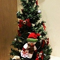 2011.12.2 放在玄關處穿鞋椅上的聖誕樹