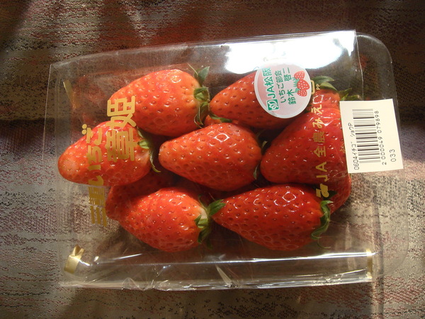 日本的草莓沒有台灣的甜美多汁, 不過色澤很漂亮