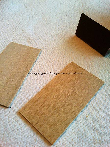 先用砂紙把小黑板磨一下