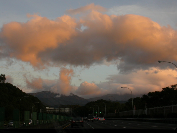 高速公路新竹路段的雲