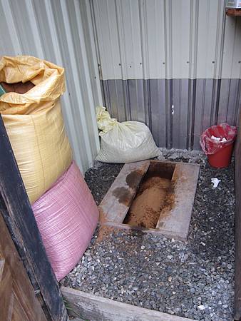 环保厕所:p 用木屑直接当堆肥,突然觉得大家都变成喵咪了