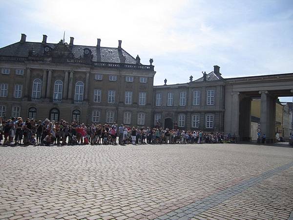 等著 Amalienborg 12:00 衛兵交接的群眾