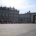 等著 Amalienborg 12:00 衛兵交接的群眾