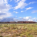 遠遠看部落所在地，像一個平地突起的桌面（砧板） 進入Hopi 印第安民族保留區之後，任一個Mesa都不能拍照 Hopi 歷史與照片 http://www.navajocountyhistory.org/hopi.asp