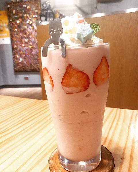 草莓奶昔.jpg 草莓奶昔.jpg