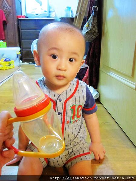 小朔和他的新玩具-水杯.JPG