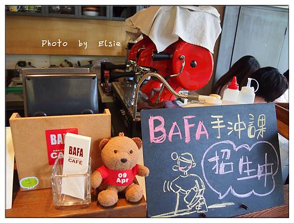 台中【BAFA CAFE】。到吧檯拍拍，後面有一台法拉利咖啡機