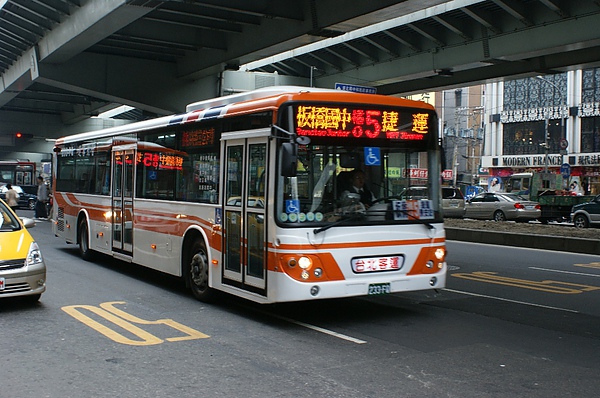 台北客運的低底盤公車 233-FQ感謝台北提供 