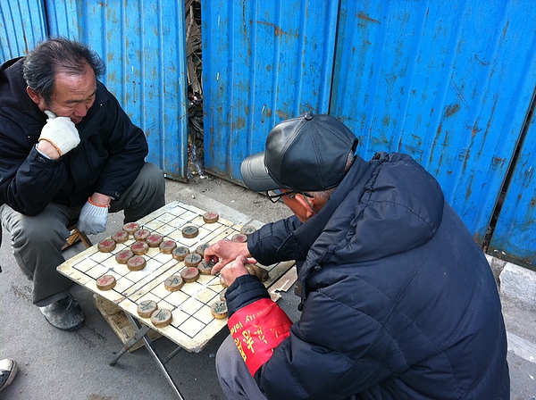 胡同下棋人