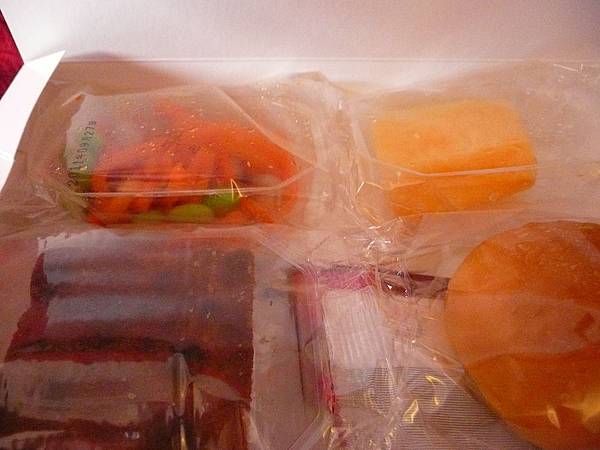 P1100806-有麵包.蛋糕（不錯）.哈密瓜.紅蘿蔔+豆子.JPG