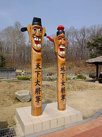 长生柱,韩国传统村落守护神的一种雕饰,我第一次看到是在首尔北村!