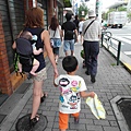 和公公，大嫂及她三個兒子一起搭電車去錦糸町的葉大姐家