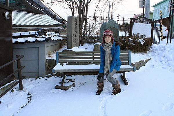 長椅上也積滿雪，叫我怎麼坐咩～