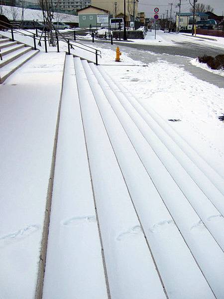 一片雪白的元町公園階梯