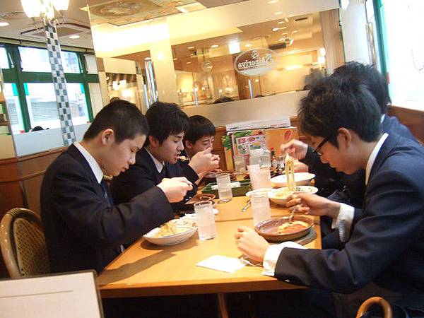 隔壁桌的國中生很乖巧認真的在吃中餐