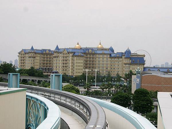 從月台也可以瞧見Tokyo Disneyland Hotel