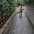 往裡頭走　出現在眼前的是神楽坂裡最值得玩味的石畳小巷