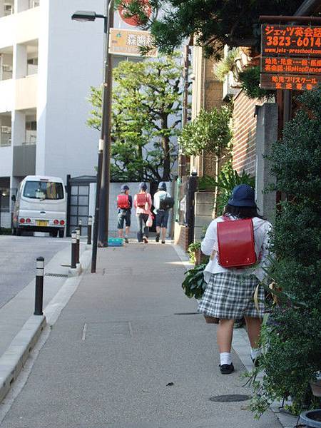 一路上都是揹著日本典型紅黑色書包的小朋友，真夢幻～