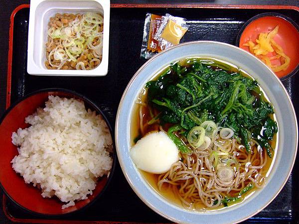 我的半熟蛋+菠菜蕎麥麵+納豆白飯套餐，份量十足！