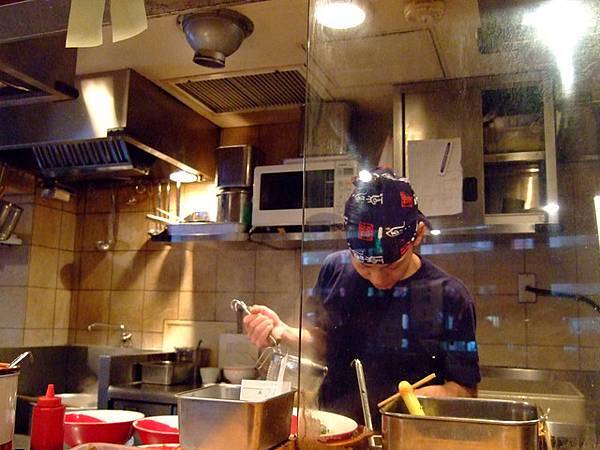 被分配坐在最靠近廚房的地方，可以清楚看到師傅們煮麵的英姿