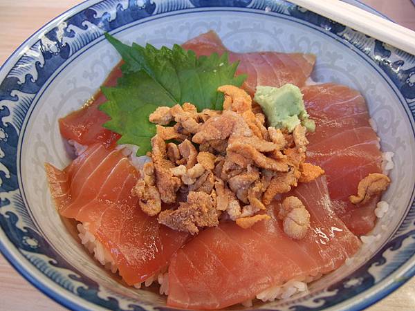 這次吃海膽鮪魚丼，海膽好乾啊...失算！　800円