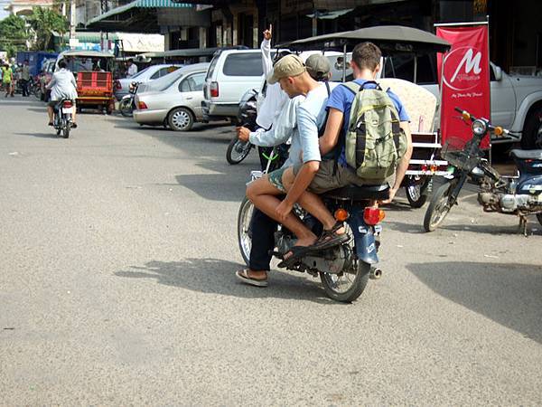 摩拖車司機心想這年頭錢難賺啊，二個高壯阿豆仔硬要學當地人三貼