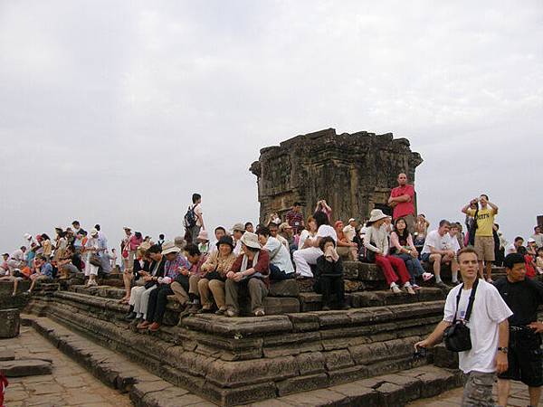 巴肯寺頂的平台上坐滿了來自世界各地的旅人等待觀賞落日