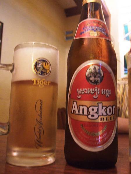 來到吳哥一定要喝看看Angkor Beer啊！ usd1.5