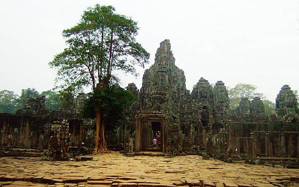 喔～到達Bayon！這裡是東門，要開始逛神廟了好興奮！