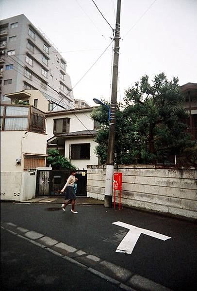 白色高跟鞋女郎與腳很細的紅色消防箱